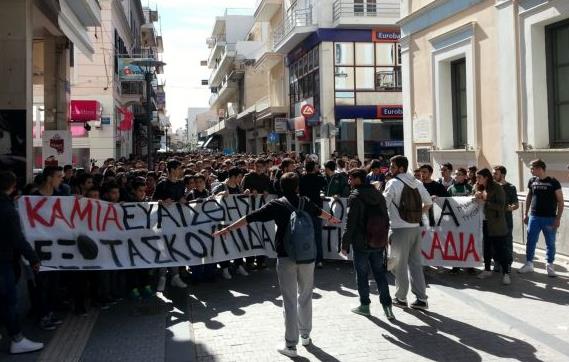 Στους δρόμους οι μαθητές της Τρίπολης για το πρόβλημα των σκουπιδιών