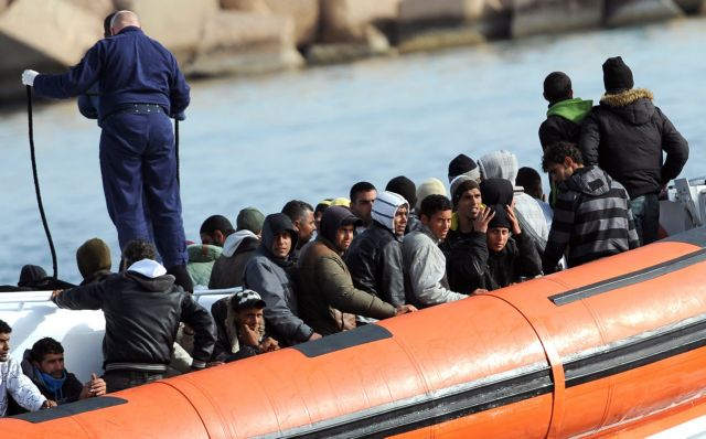 Σικελία: Δέκα μετανάστες νεκροί, εκατοντάδες μεταφέρονται στην στεριά