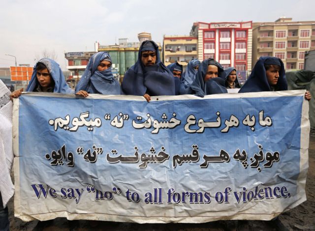 Άνδρες φόρεσαν μπούρκα στο Αφγανιστάν για τα δικαιώματα των γυναικών