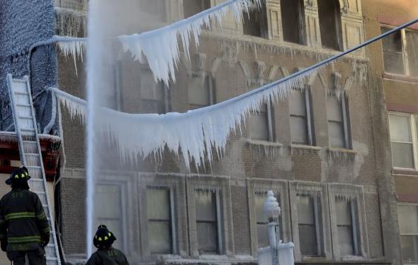 Όταν η πυροσβεστική σβήνει φωτιά στην παγωμένη Νέα Υόρκη