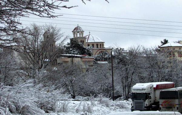 Κρύο και χιόνια στη βόρεια Ελλάδα, προβλήματα στο οδικό δίκτυο