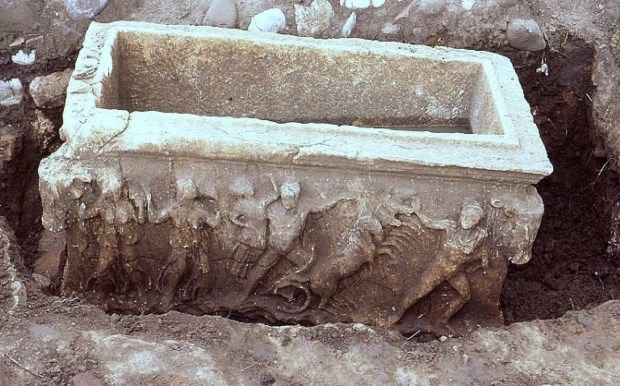 Η «Αρπαγή Κόρης» σε σαρκοφάγο στους αρχαίους Γόμφους
