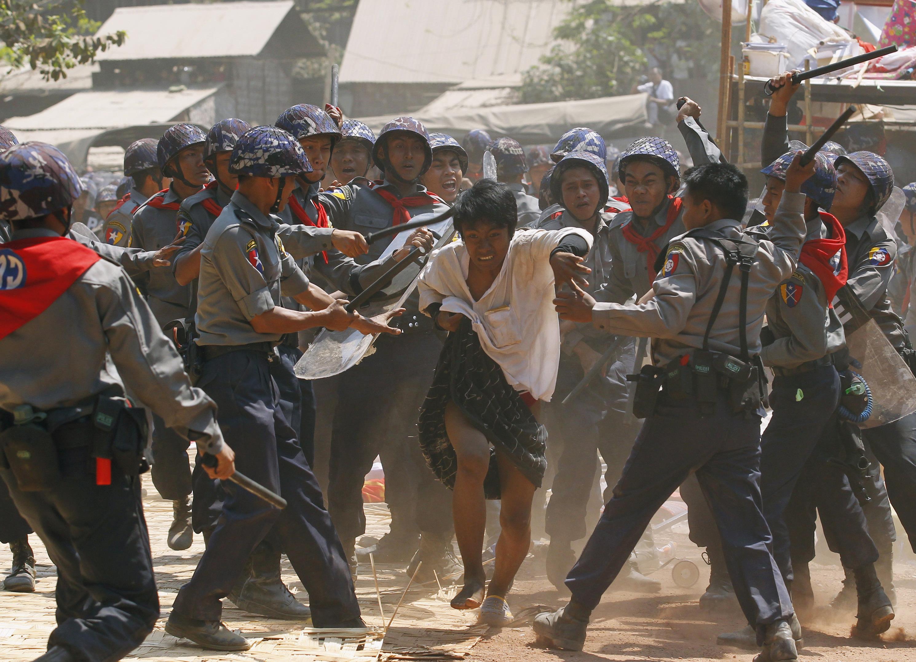 Αστυνομικοί με γκλομπ εναντίον συγκέντρωσης φοιτητών στη Μιανμάρ