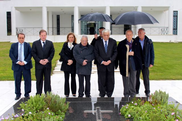 Tον τάφο του Κωνσταντίνου Καραμανλή επισκέφθηκε ο Προκόπης Παυλόπουλος