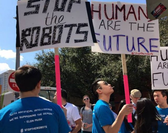 «Stop the Robots» σε διαδήλωση στο Τέξας