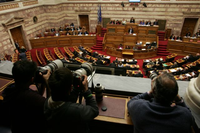 Ψηφίστηκε το νομοσχέδιο για την ανθρωπιστική κρίση και τη διαφθορά