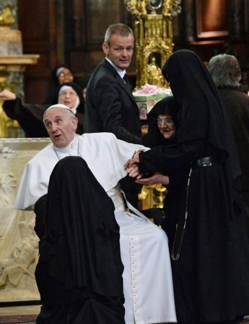 Υπερενθουσιώδεις μοναχές «όρμηξαν» στον Πάπα