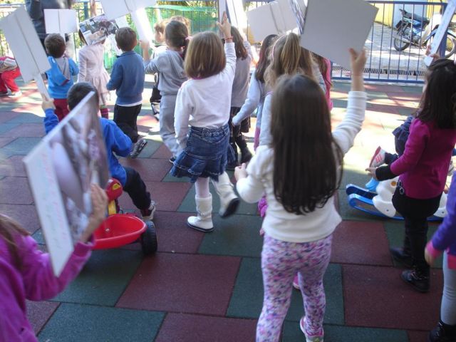 [Βίντεο] Τα παιδιά διαδηλώνουν για τα αδέσποτα ζώα