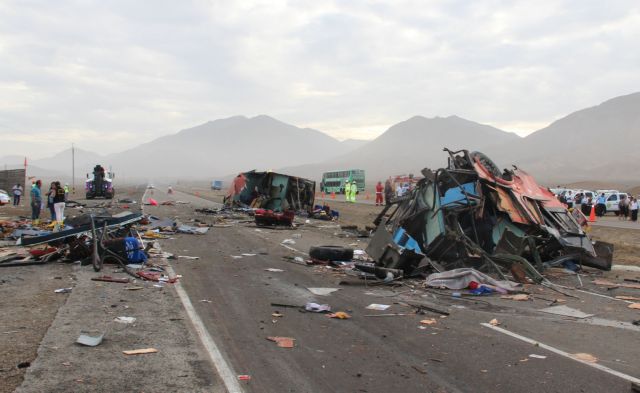 Αιματηρή σύγκρουση λεωφορείων στο Περού με τουλάχιστον 37 νεκρούς
