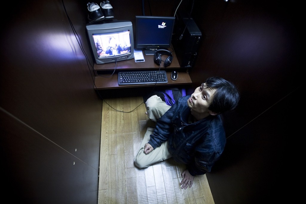 Οι Ιάπωνες εργάτες που ζουν σε Internet Cafe