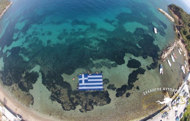Στη Σάμο η μεγαλύτερη υποβρύχια ελληνική σημαία