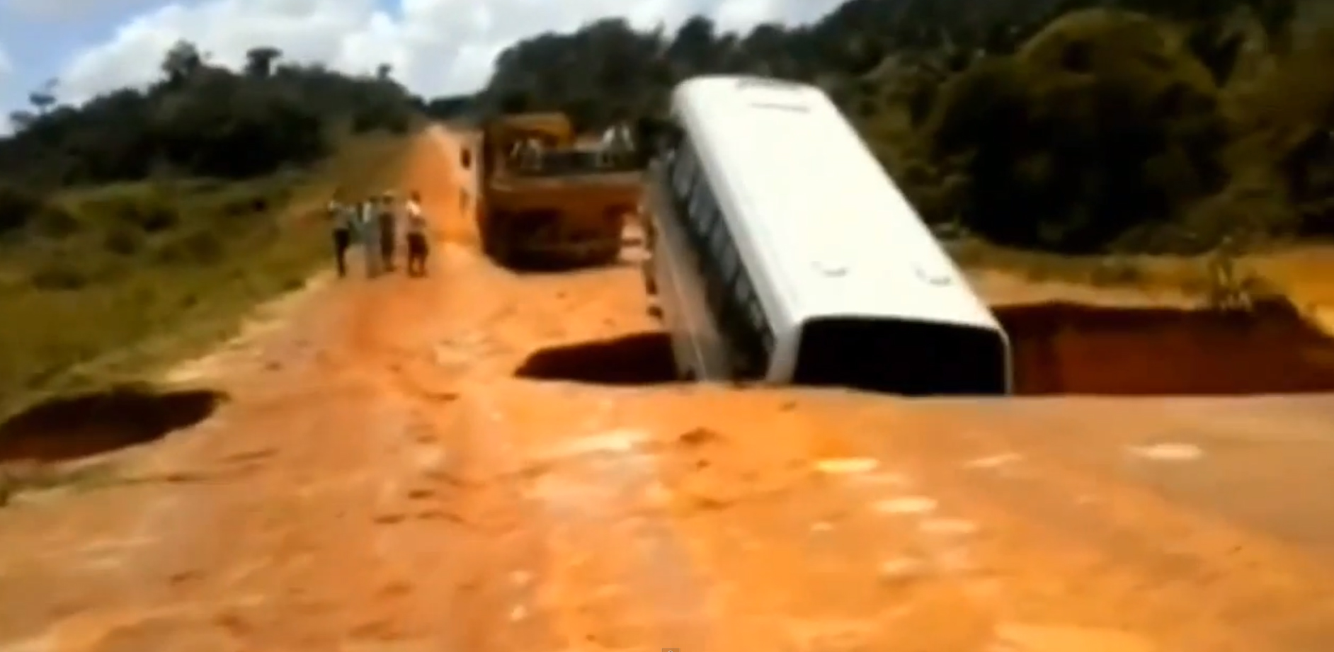 Βίντεο: Ανοιξε η γη και κατάπιε ένα ολόκληρο λεωφορείο