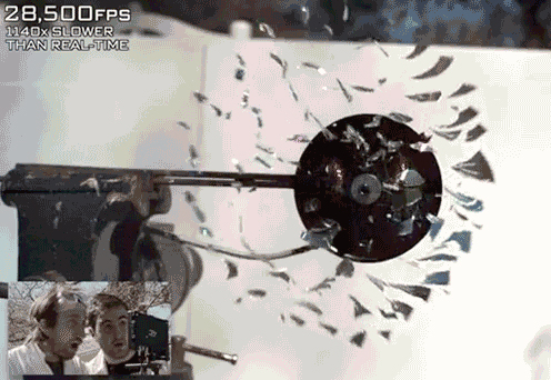 Βίντεο: Δείτε τι παθαίνει ένα CD σε υψηλές στροφές