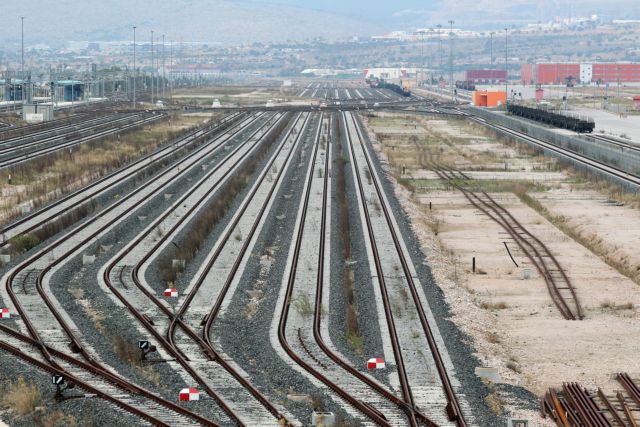 Bloomberg: Υπό αμφισβήτηση η ανάπτυξη του ελληνικού σιδηρόδρομου