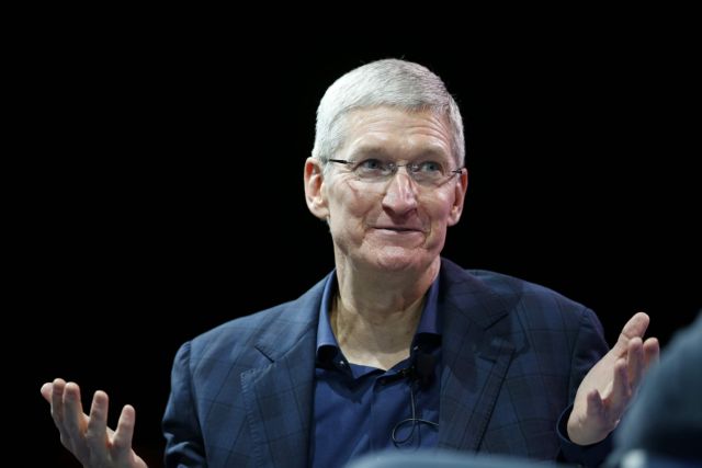 Όλη την περιουσία του θα δωρίσει ο Τιμ Κουκ, επικεφαλής της Apple