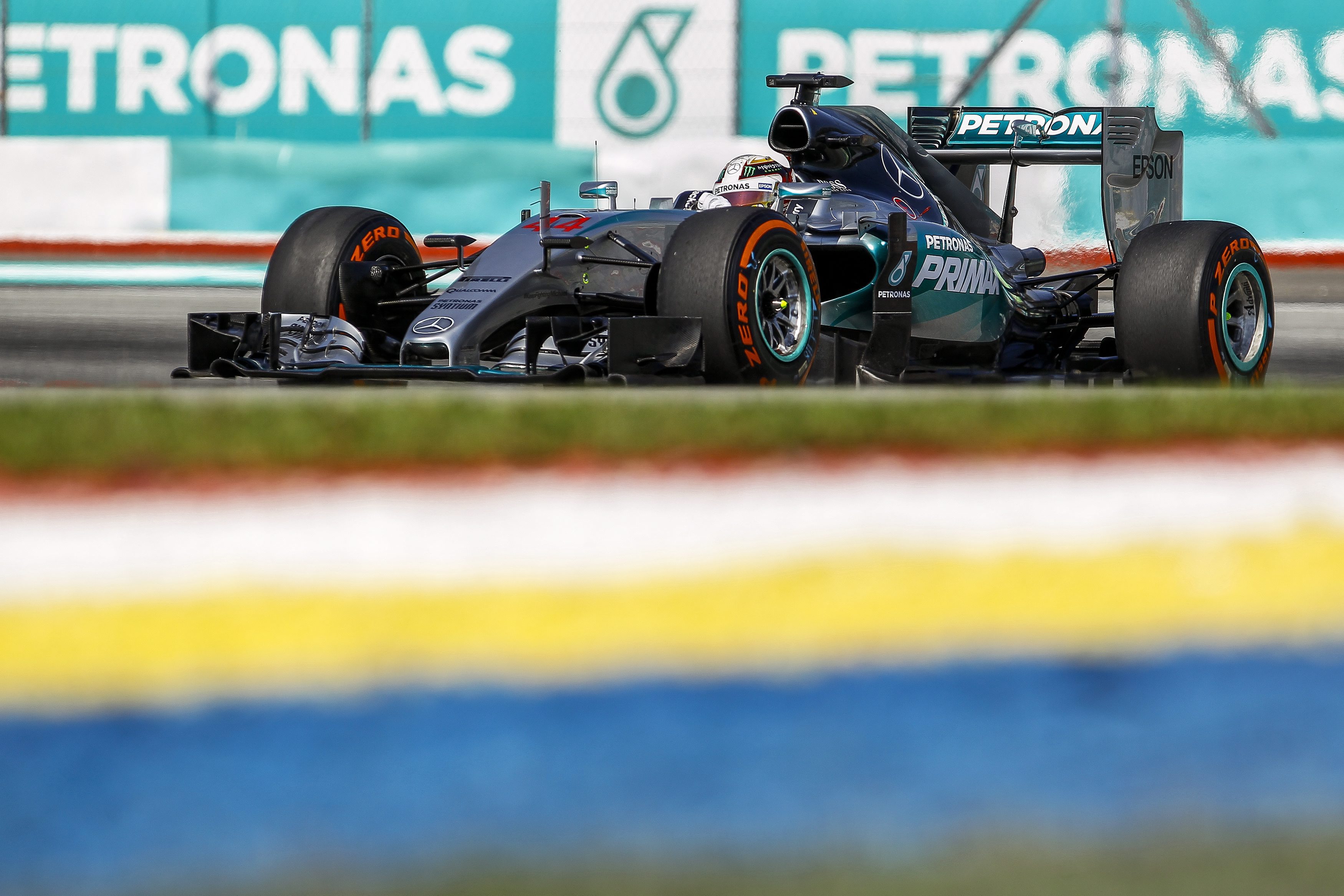 GP Μαλαισίας 2015: Kορυφαίος της Παρασκευής ο L. Hamilton