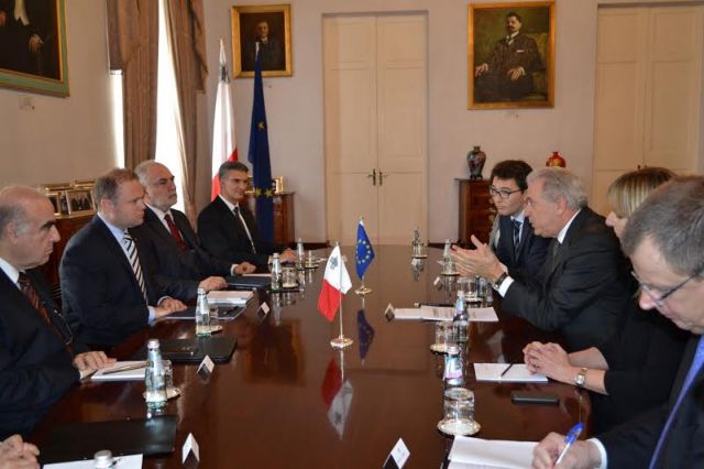 Επίσκεψη Αβραμόπουλου στη Μάλτα για το θέμα της μετανάστευσης