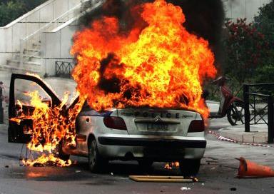 Επίθεση κουκουλοφόρων στο Αστυνομικό Τμήμα Δάφνης