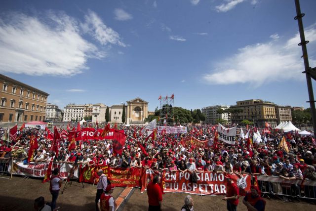 Διαδήλωση στη Ρώμη από εργάτες μετάλλου κόντρα στην πολιτική Ρέντσι