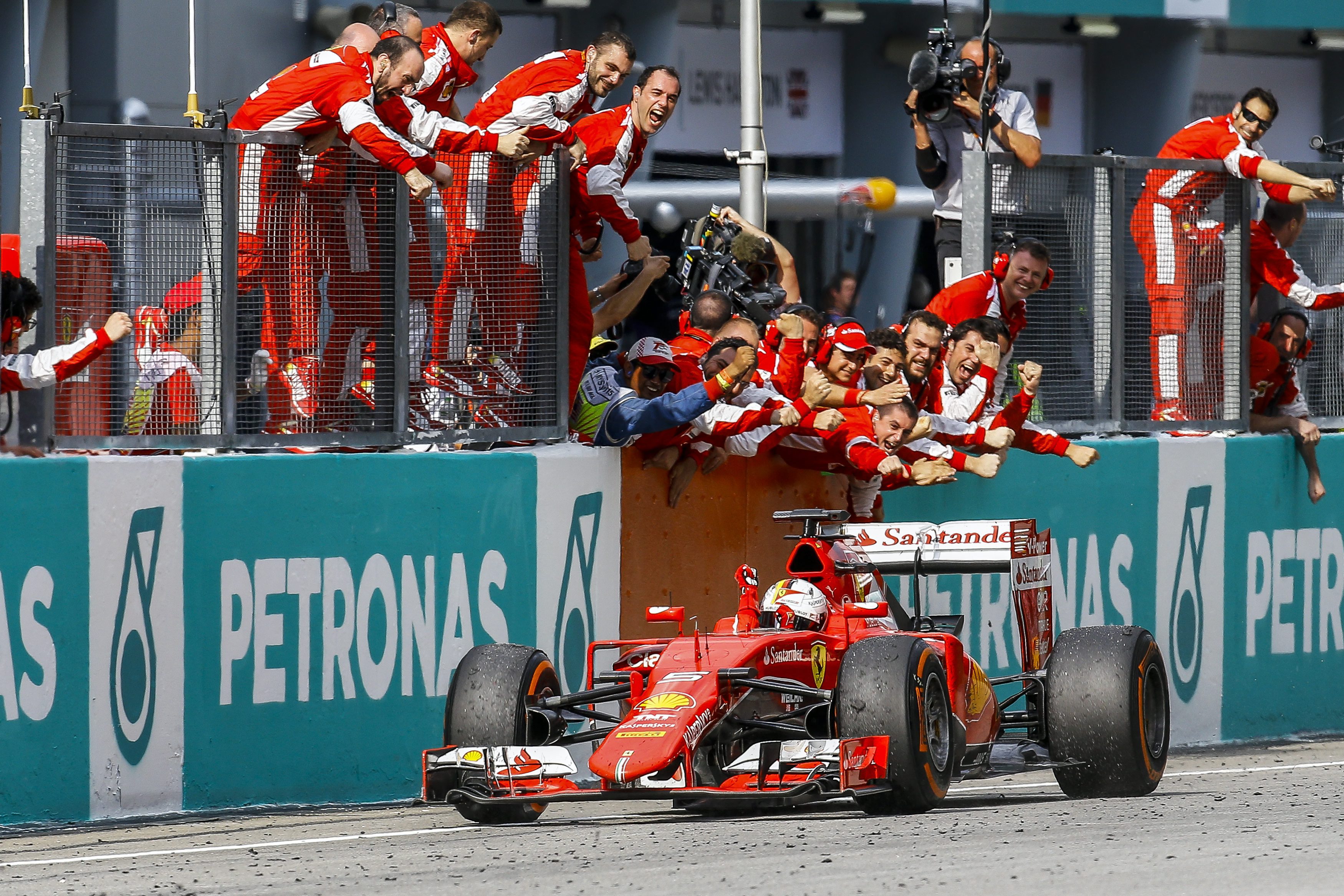 GP Μαλαισίας 2015: Θρίαμβος Vettel-Ferrari, λάθη επί λαθών από τη Mercedes