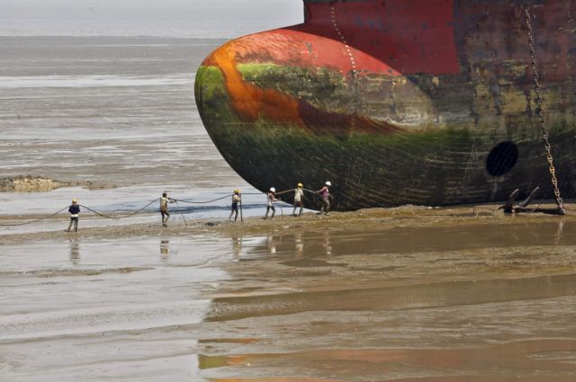 Η ΕΕ απαγορεύει τo «αίσχος» της διάλυσης πλοίων σε παραλίες