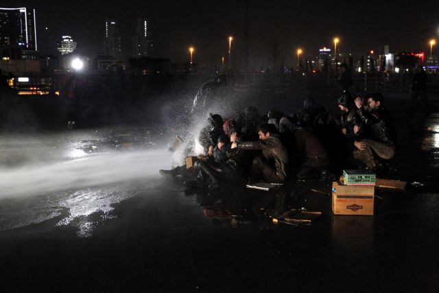 Συγκρούσεις αστυνομίας και διαδηλωτών μετά το θρίλερ στην Κωνσταντινούπολη