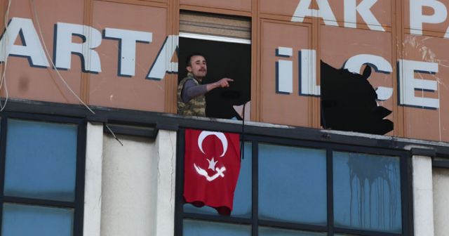Υπό κράτηση ένοπλος που εισέβαλε στα γραφεία του κόμματος του Ερντογάν