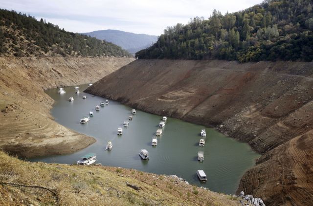 Υπό την πίεση πρωτοφανούς ξηρασίας, η Καλιφόρνια ξηλώνει το γκαζόν