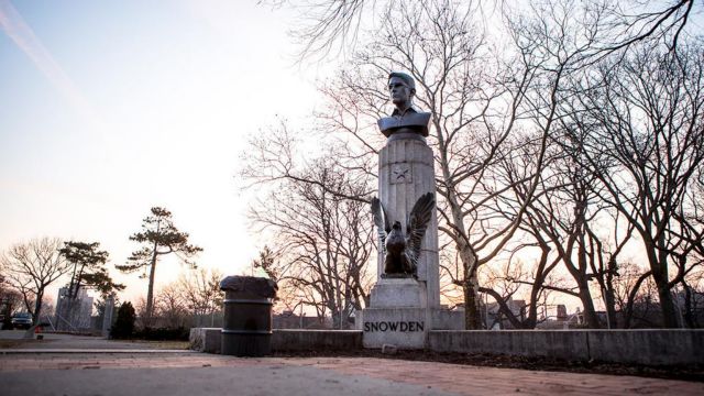 Προτομή του Σνόουντεν τοποθέτησαν άγνωστοι σε πάρκο της Νέας Υόρκης