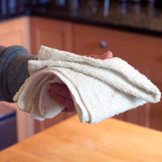 Τι κινδύνους κρύβουν οι πετσέτες της κουζίνας;