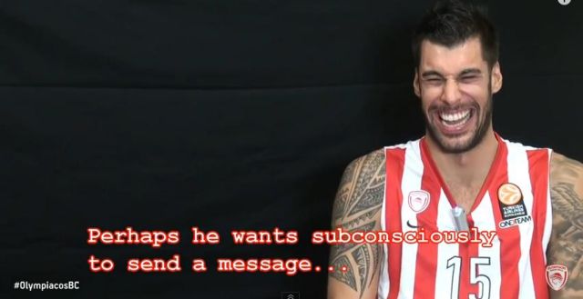 Ο Πρίντεζης και… το γέλιο του «κλέβουν» την παράσταση σε βίντεο του Ολυμπιακού