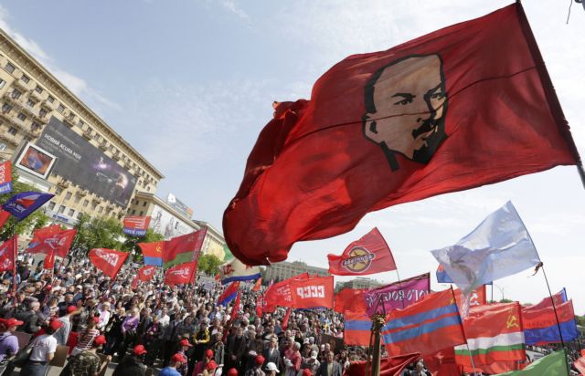 H Ουκρανία απαγορεύει, μαζί με τα ναζιστικά, και τα κομμουνιστικά σύμβολα