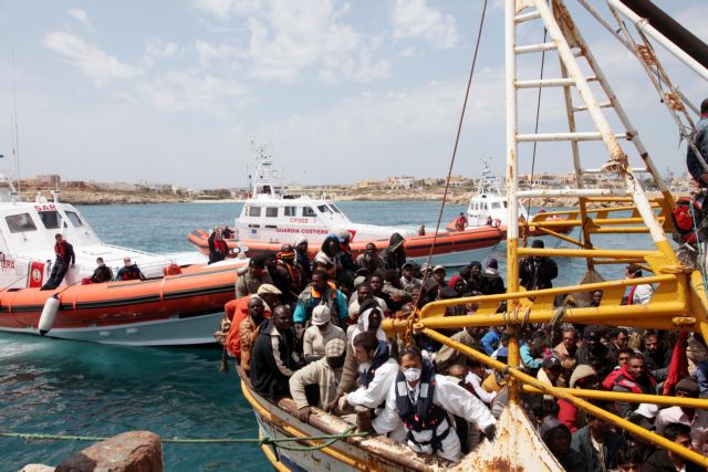 Σχεδόν χίλιοι μετανάστες περισυνελέγησαν στα ανοικτά της Λιβύης