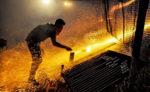 Κατασχέσεις χιλιάδων βεγγαλικών και δεκάδες συλλήψεις το Πάσχα