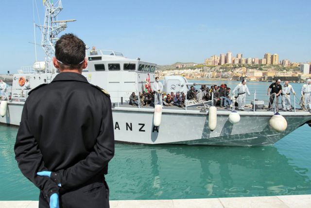 Δουλέμπορος έριξε νεκρό μετανάστη στους καρχαρίες της Μεσογείου