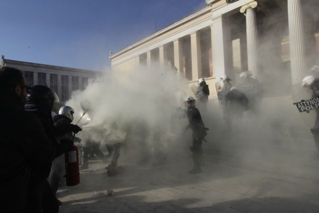 Επεισόδια στα Προπύλαια, τα ΜΑΤ απώθησαν ομάδα αντιεξουσιαστών