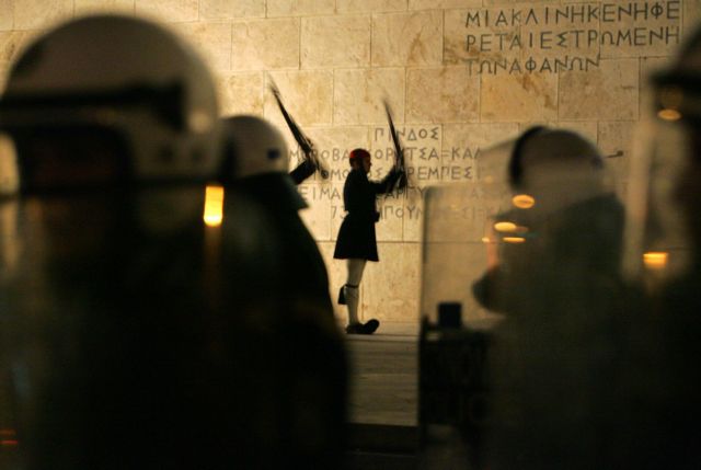 Μπροστά από τον Άγνωστο Στρατιώτη έφτασε ομάδα αντιεξουσιαστών