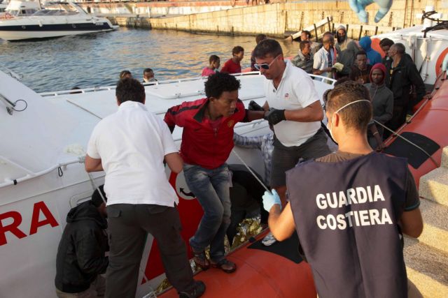 Δώδεκα χιλιάδες μετανάστες αποβιβάστηκαν στην Ιταλία σε έξι ημέρες