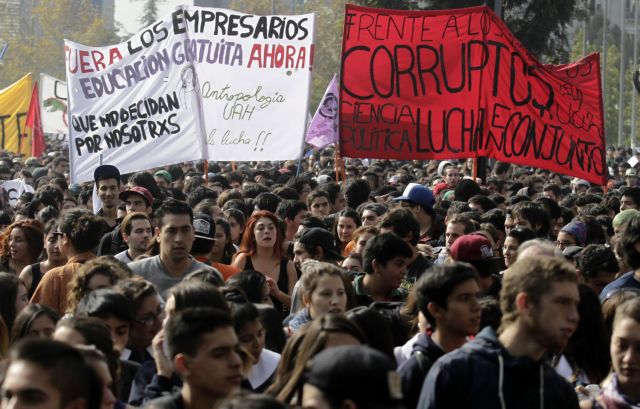 Ογκώδεις διαδηλώσεις στη Χιλή για την παιδεία αλλά και εναντίον της διαφθοράς