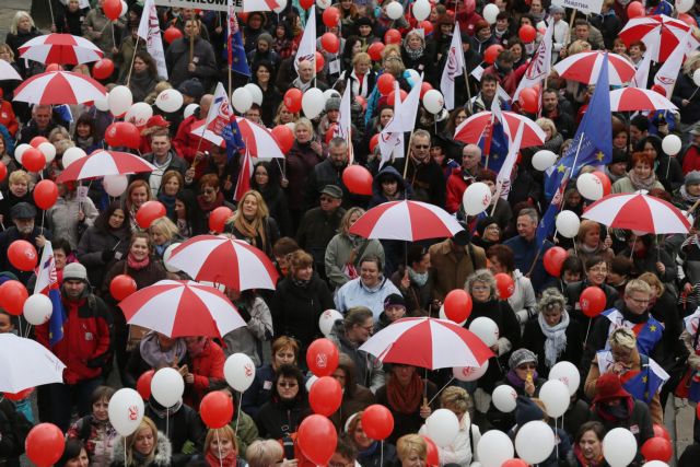 Στους δρόμους οι Πολωνοί που διαδηλώνουν για καλύτερους μισθούς