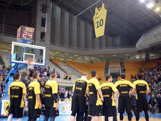 Η ΑΕΚ «κρέμασε» τη φανέλα του Αμερικάνου στον ουρανό του ΟΑΚΑ