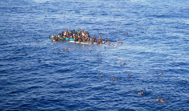 Συναγερμός για εκατοντάδες μετανάστες που κινδυνεύουν στη Μεσόγειο
