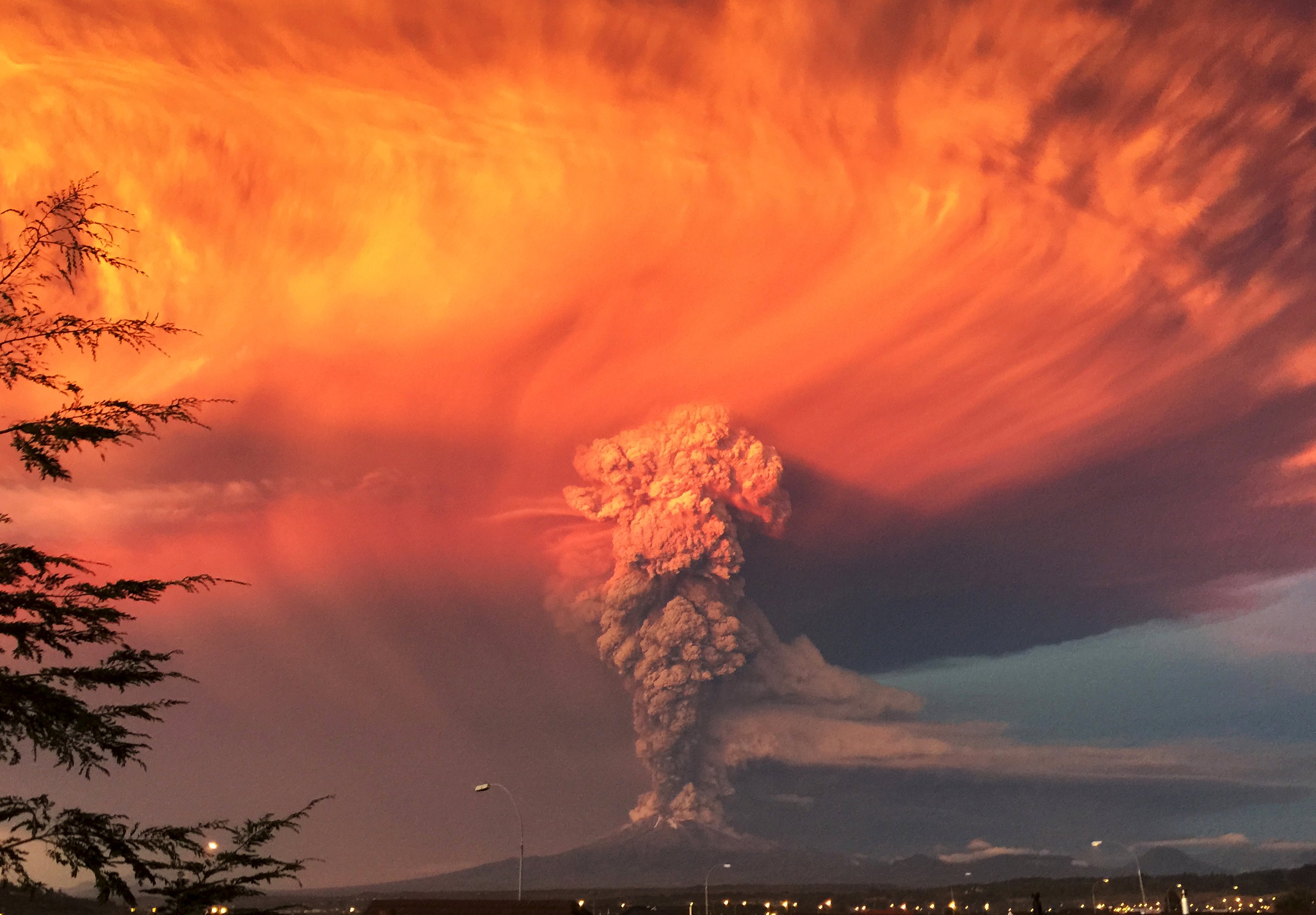 Το ηφαίστειο Καλμπούκο της Χιλής ξύπνησε και έβαψε κόκκινο τον ουρανό