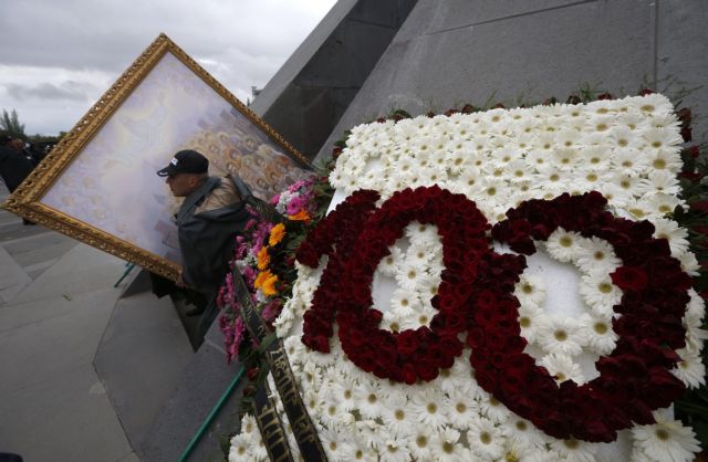 Στιγμιότυπα: Σε κάθε γωνιά του κόσμου οι Αρμένιοι τιμούν τους νεκρούς τους