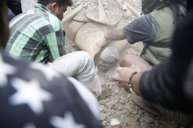 Ξεπερνούν τους 1.300 οι νεκροί από τον καταστροφικό σεισμό στο Νεπάλ
