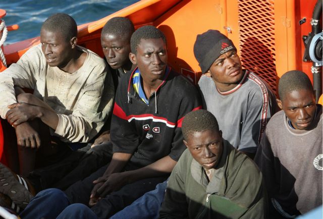 Ο Χουάν Μεντίνα φωτογραφίζει τα δεινά των μεταναστών στις θάλασσες