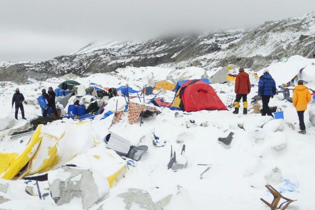 Χιονοστοιβάδες απειλούν τους ορειβάτες στο Έβερεστ – βίντεο