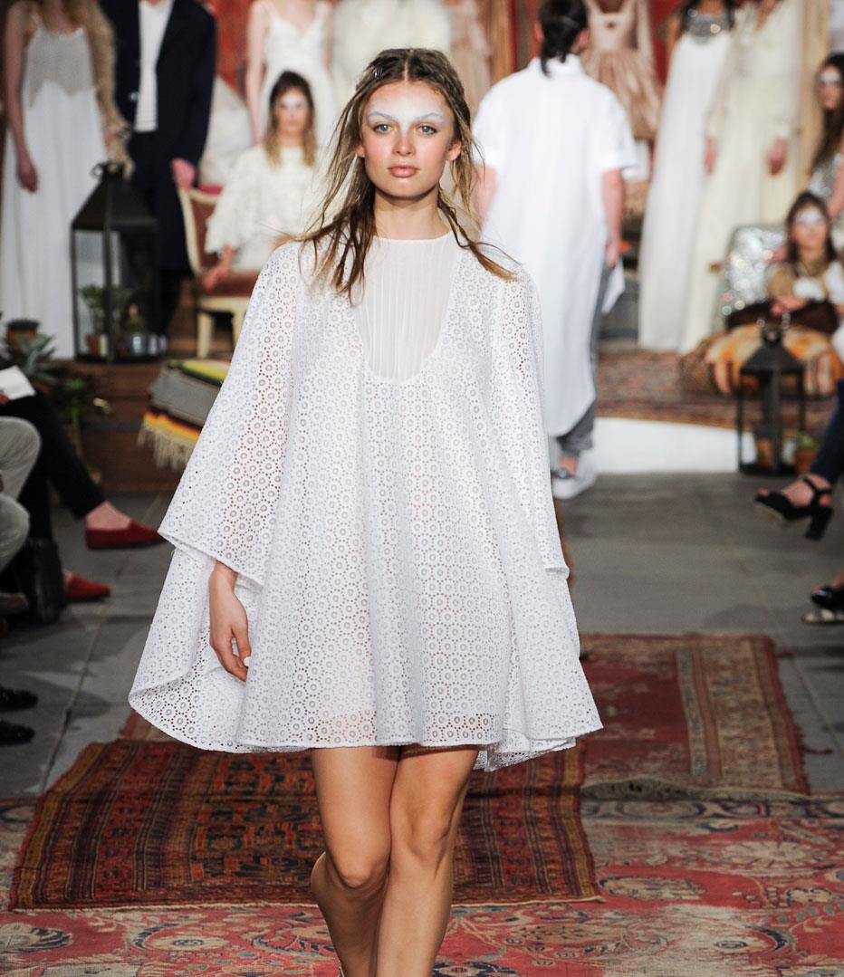 Κομψά και σέξι μίνι νυφικά