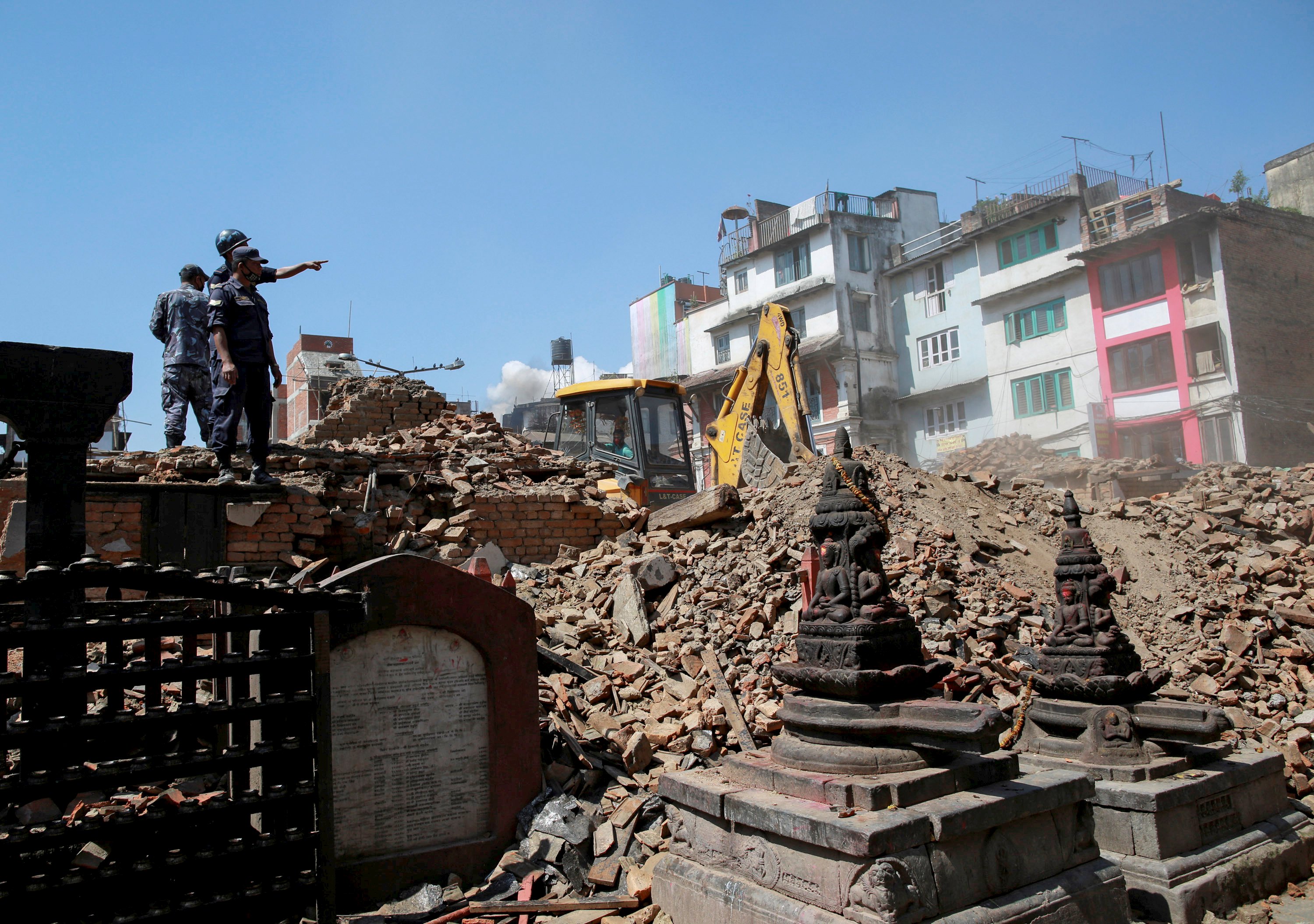 Ξεπερνούν τους 3.600 οι νεκροί στο Νεπάλ, φτάνουν ξένοι διασώστες