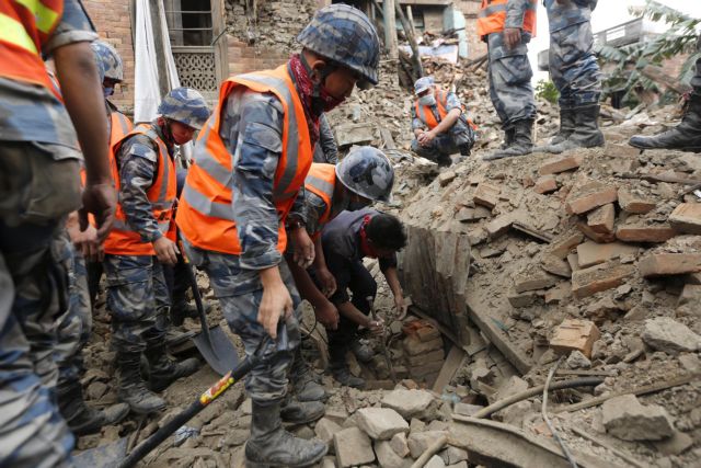 Νεπάλ: Ελάχιστες ελπίδες στα συντρίμμια, με τους νεκρούς να αυξάνονται